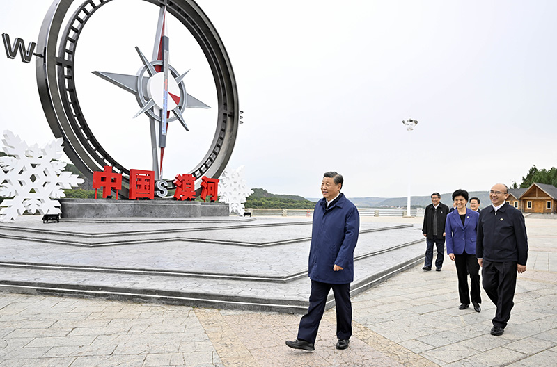 9月6日至8日，，，，中共中央总书记、国家主席、中央军委主席习近平在黑龙江考察。。。。这是6日下昼，，，，习近平在大兴安岭地区漠河市北极村考察。。。。