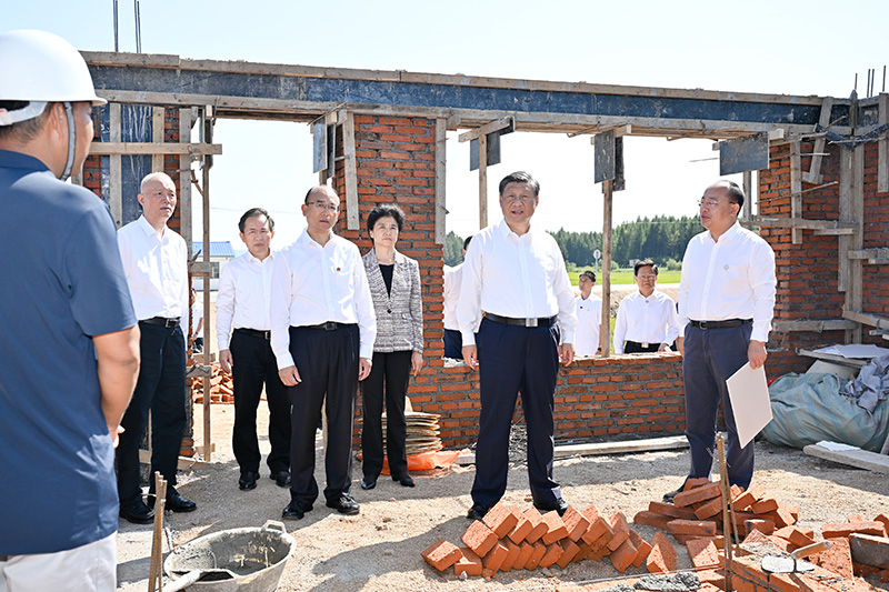 9月6日至8日，，，，中共中央总书记、国家主席、中央军委主席习近平在黑龙江考察。。。。这是7日上午，，，，习近平在遭受洪涝灾难的哈尔滨尚志市老街基乡龙王庙村，，，，观察水毁衡宇重修情形。。。。