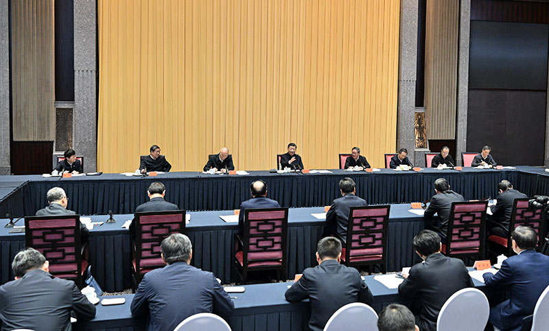 11月30日上午，，，，，，中共中央总书记、国家主席、中央军委主席习近平在上海主持召开深入推进长三角一体化生长座谈会并揭晓主要讲话。。。